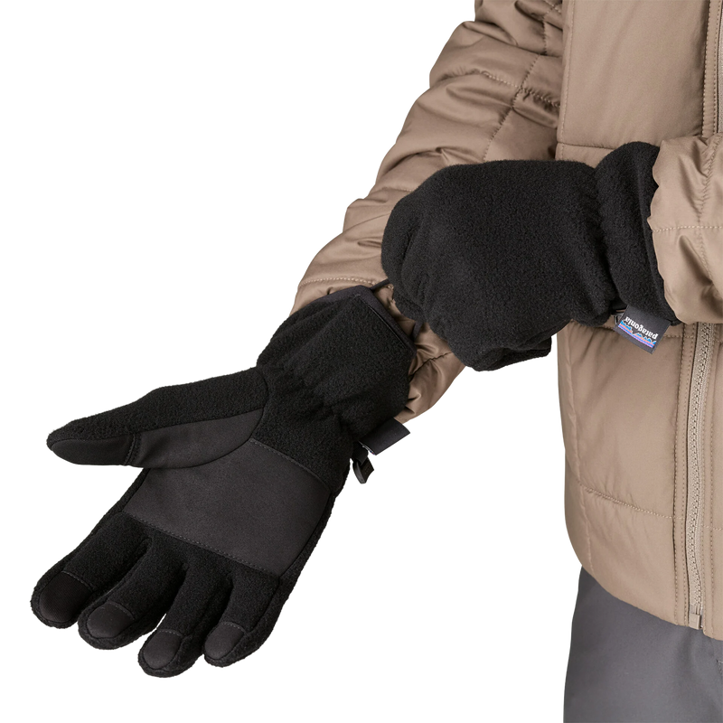 Patagonia Synchilla Gloves in BKSO Black Solid on model