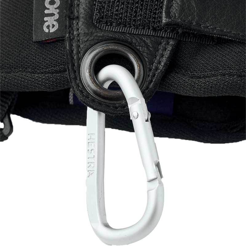 Freeride CZone 3-Finger, Hestra Freeride CZone 3-Finger close up carabiner