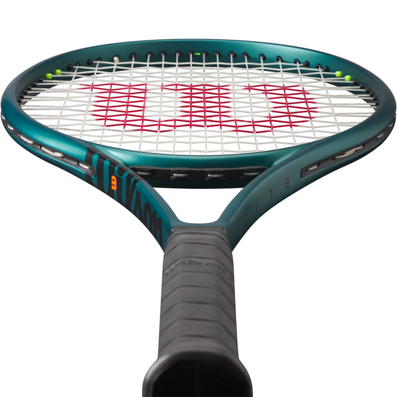 Wilson Blade 100 v9 Racket Demo, Wilson Blade 100 V9.0 close up handle