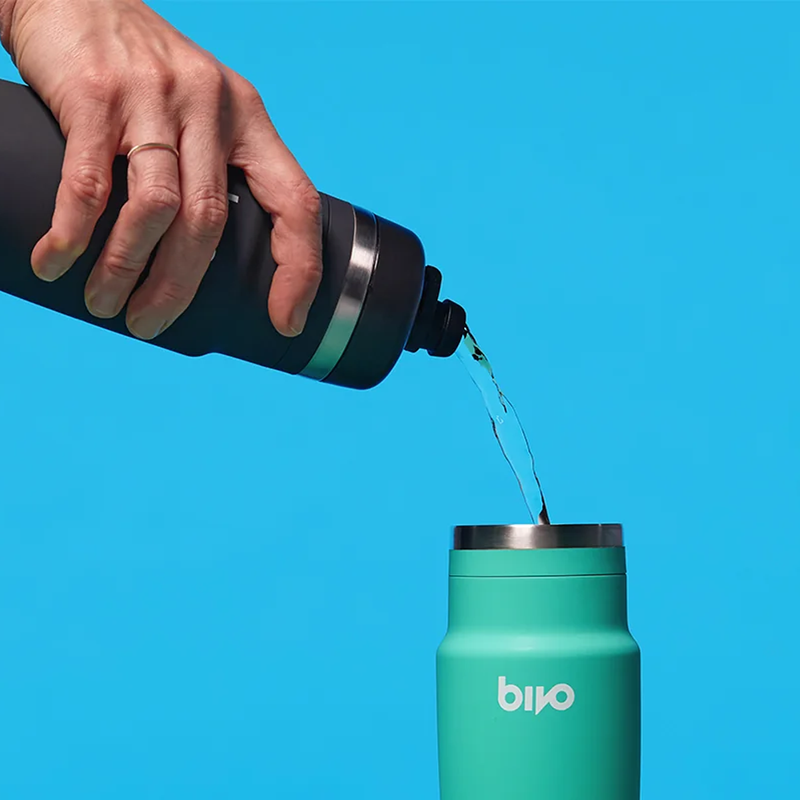 Small Gravity Flow Lid, Bivo Small Gravity Flow Lid pouring