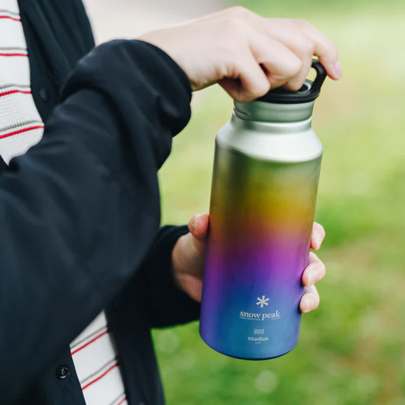 Titanium Aurora Bottle 800, Snow Peak Titanium Aurora Bottle 800 in hand
