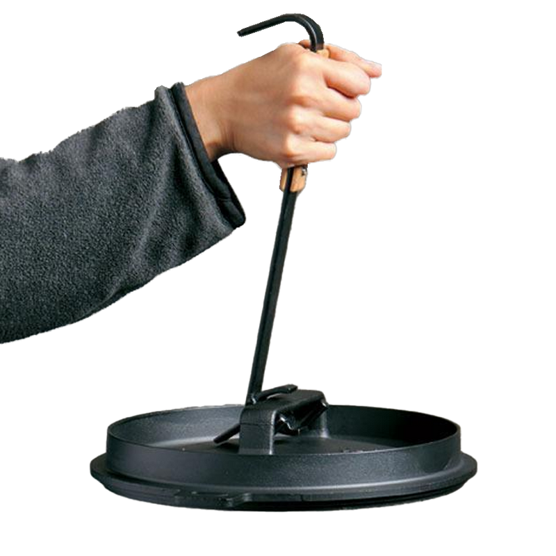 Dutch Oven Lifter Pro, Snow Peak Dutch Oven Lifter Pro in hand