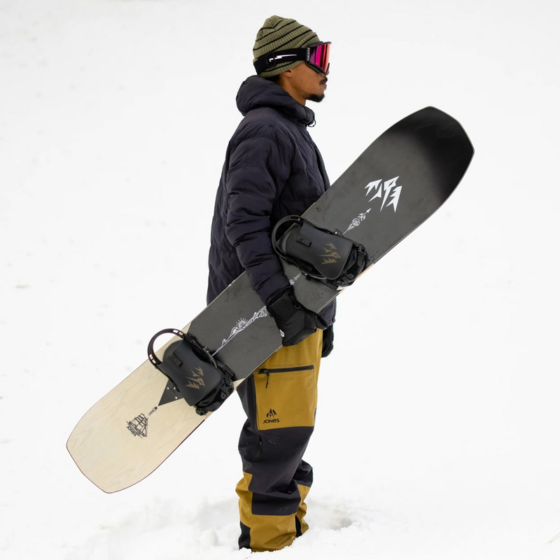Flagship Pro, Jones Snowboards Flagship Pro in hand