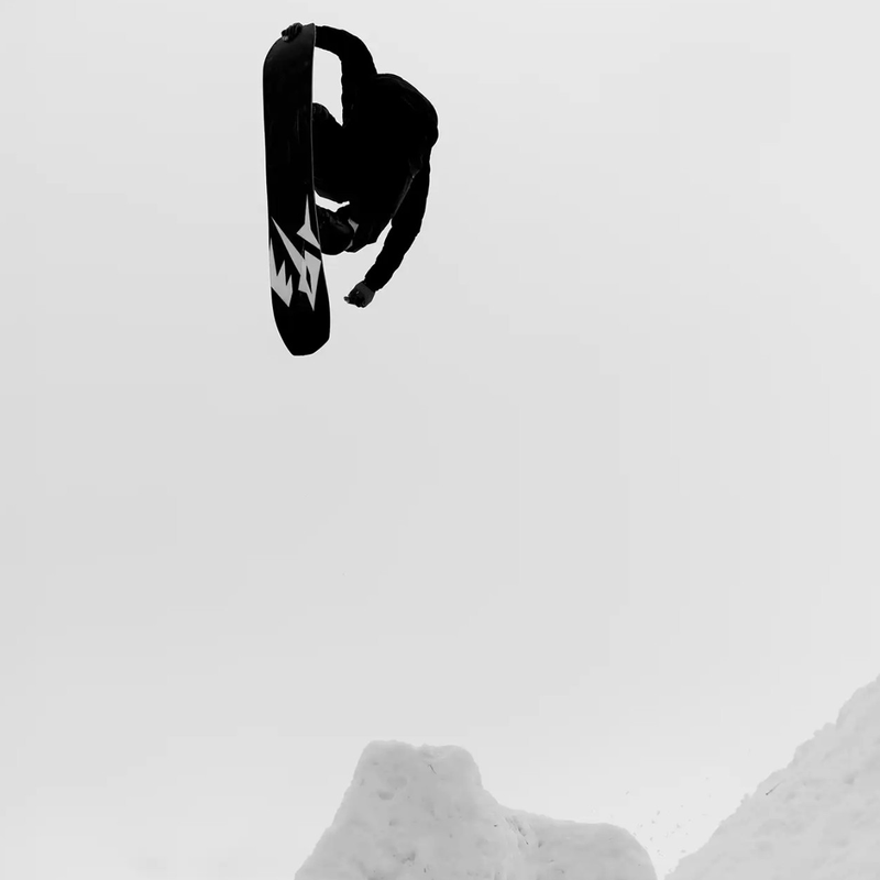 Flagship Pro, Jones Snowboards Flagship Pro with rider in air