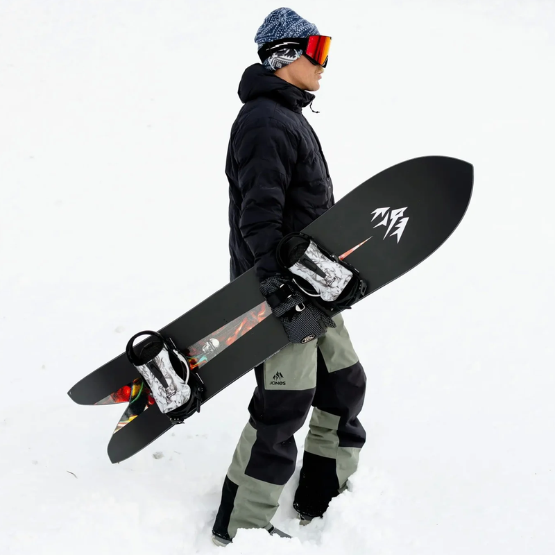 Storm Chaser, Jones Snowboards Storm Chaser in hand