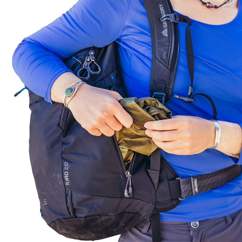 Kiro 20, Gregory Kiro 20 in Alpine Black with model rain cover pocket