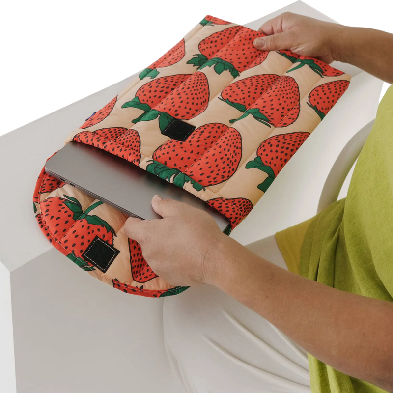 Puffy Laptop Sleeve 16", BAGGU Puffy Laptop Sleeve 16" in use