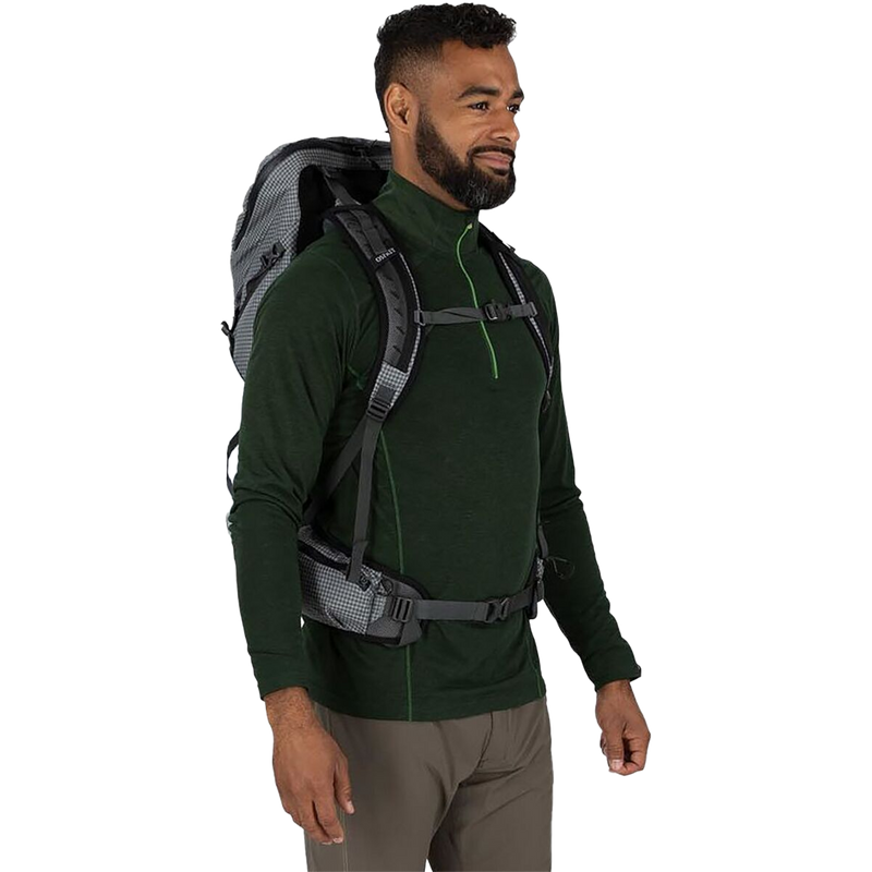 Talon Pro 30, Osprey Talon Pro 30 in Silver Lining on model front