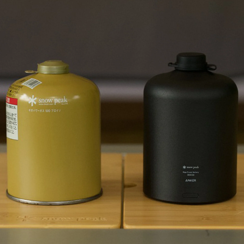 GigaPower Battery 30000, Snow Peak GigaPower Battery 30000 with gas canister