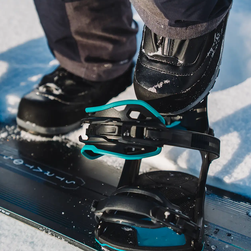 Mercury FASE Art Series, Jones Snowboards Mercury Fase in Blue Art Lifestyle stepping in