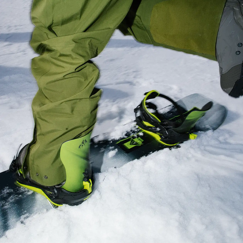 Mercury FASE Art Series, Jones Snowboards Mercury Fase in Lime Art lifestyle on snowboard