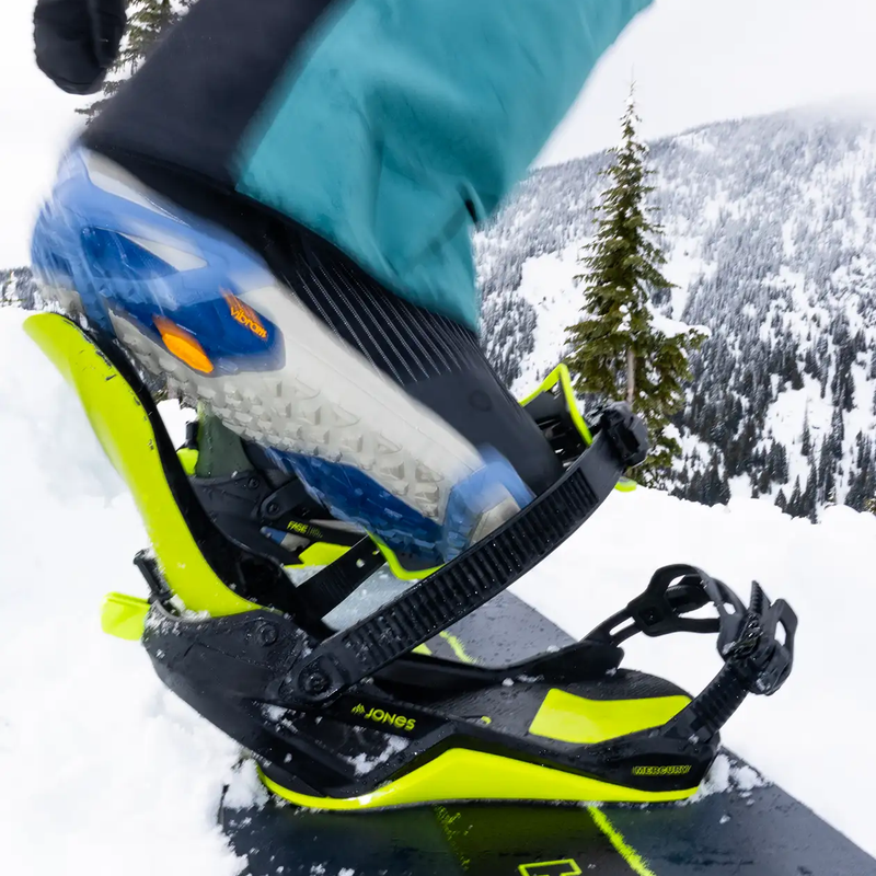 Mercury FASE Art Series, Jones Snowboards Mercury Fase Lifestyle Lime art stepping in