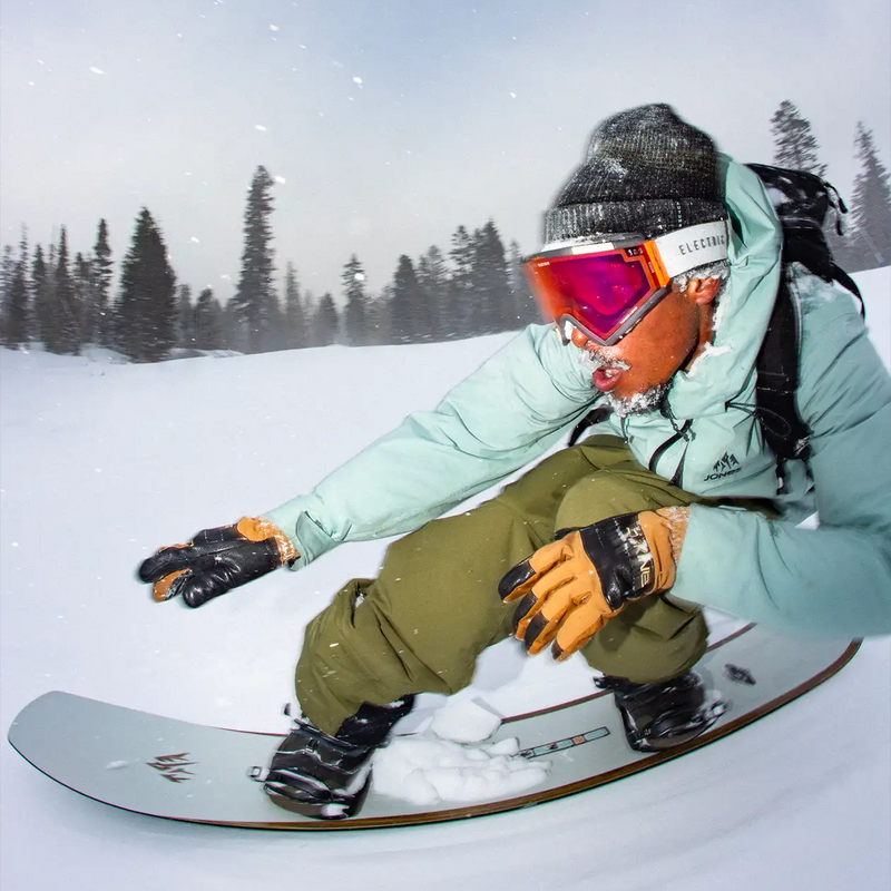 Mercury FASE, Jones Snowboards Mercury Fase with model snowboarding
