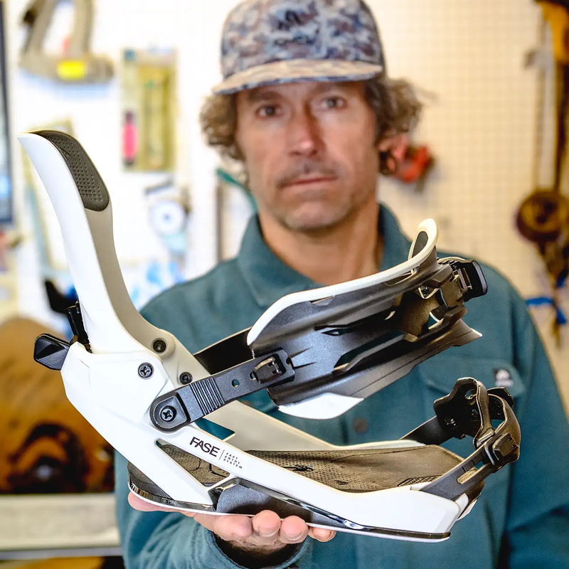 Mercury FASE, Jones Snowboards Mercury Fase in Cloud White with model