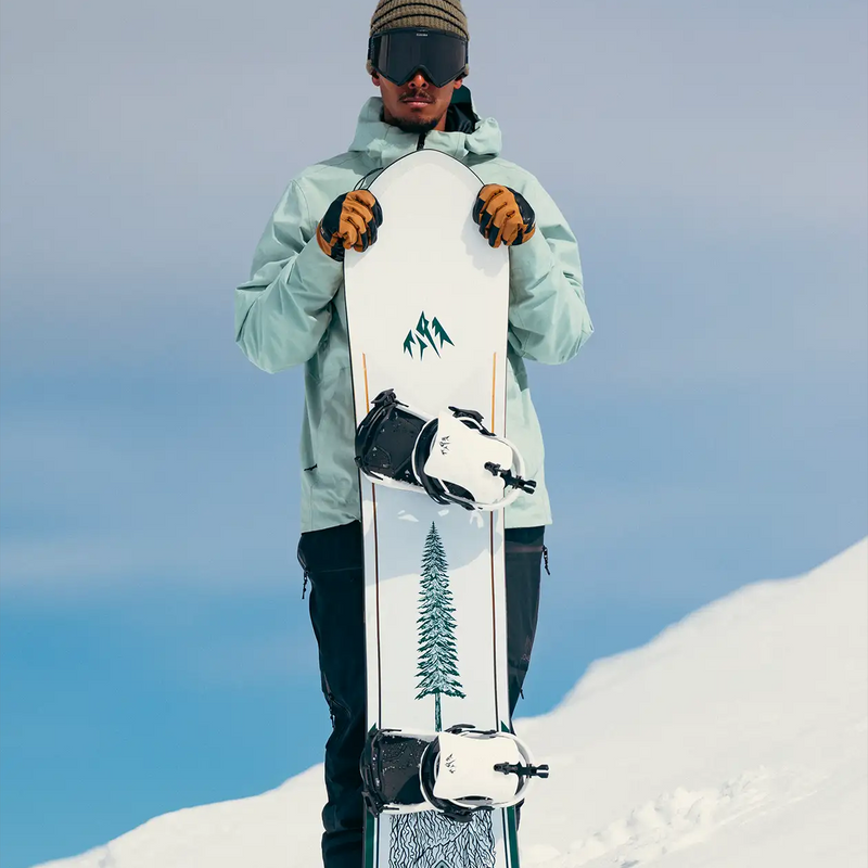 Mercury FASE, Jones Snowboards Mercury Fase in Cloud White with model on board with model