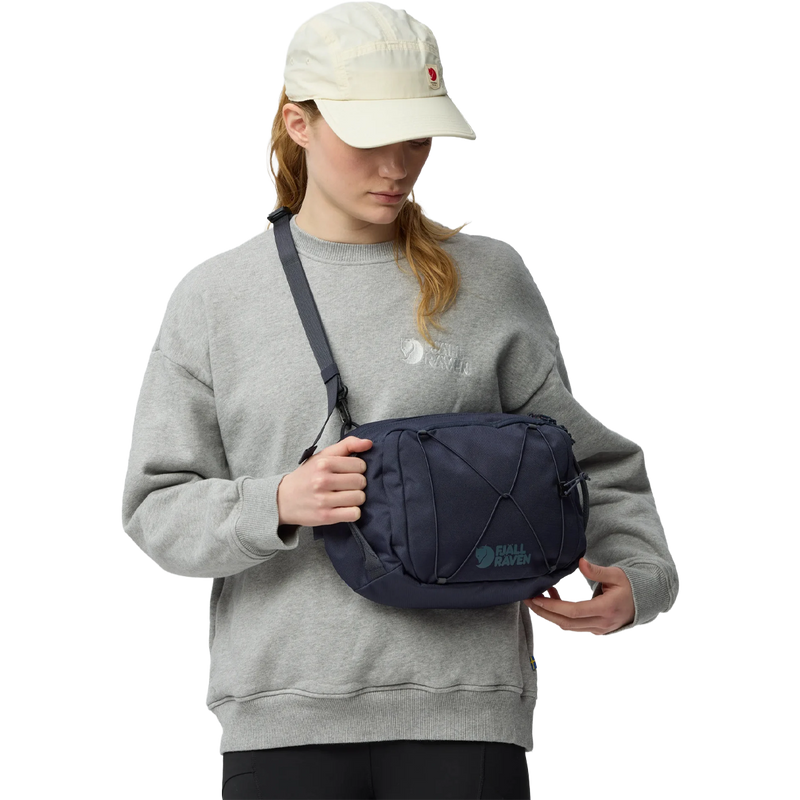 Skule Sling 6, Fjällräven Skule Sling 6 front on model