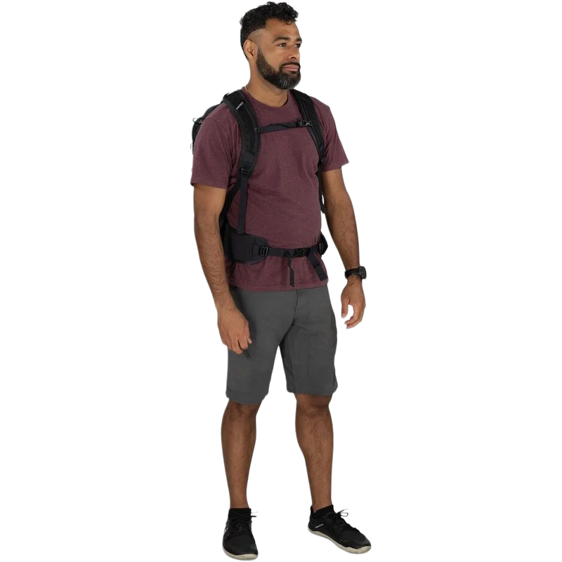Sportlite 25, Osprey Sportlite 25 in Raven Black on model front
