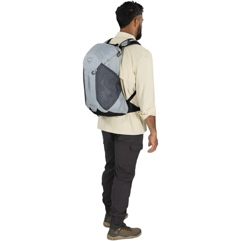 Hikelite LT 22, Osprey Hikelite LT 22 in Raven Black on model back right
