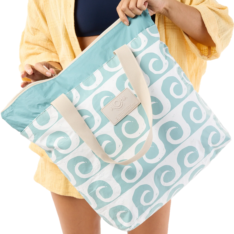 Party Wave Day Tripper, Aloha Collection Party Wave Day Tripper in Hand
