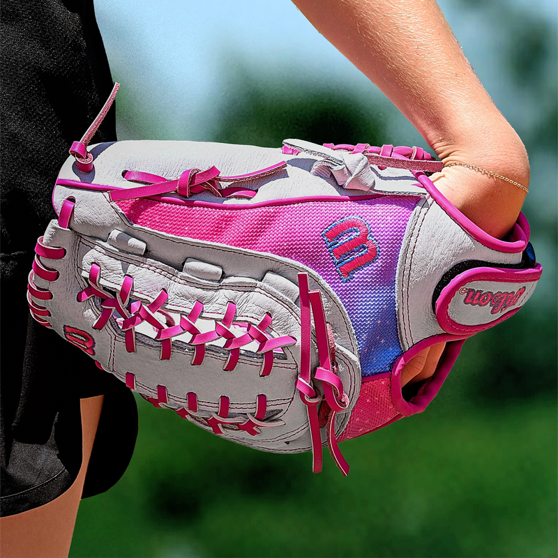 A500 Flash Fastpitch- 12" Closed Web LHT, Wilson A500 Flash Fastpitch- 12" Closed Web LHT on players hand