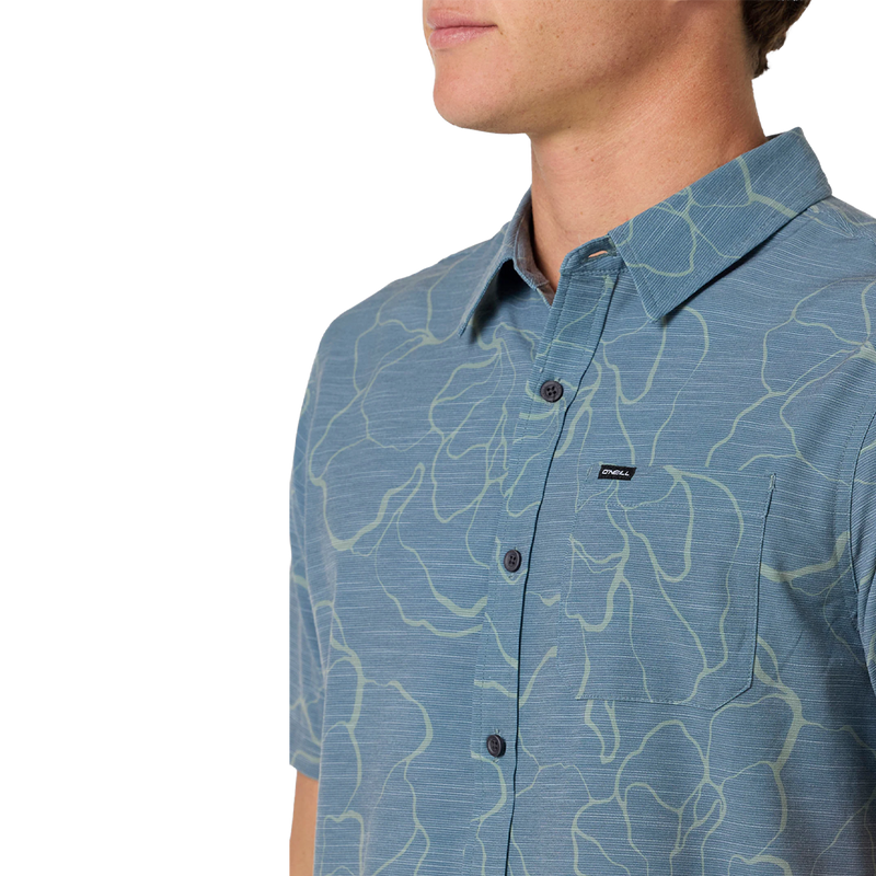 Men's UPF Slub Relaxed Fit Short Sleeve, O'Neill Men's UPF Slub Relaxed Fit Shirt collar and button detail