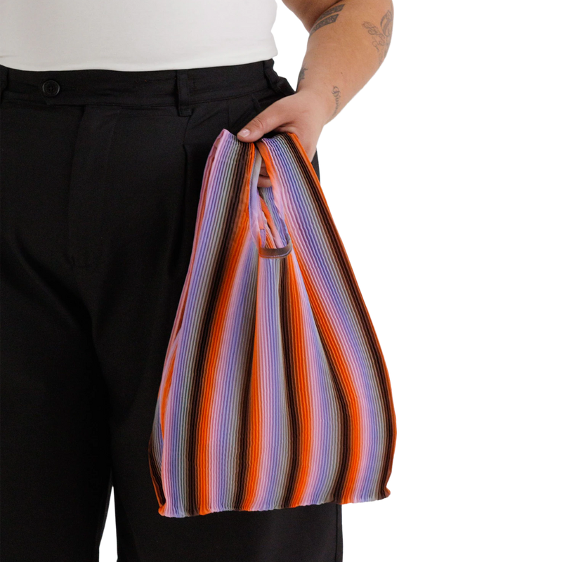 Pleated Baggu, BAGGU Pleated Baggu with model