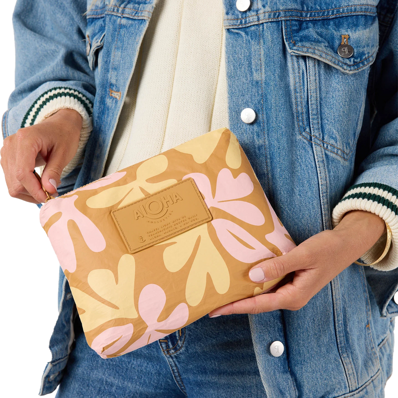 Swoosh Small, Aloha Collection Swoosh Small in Hand