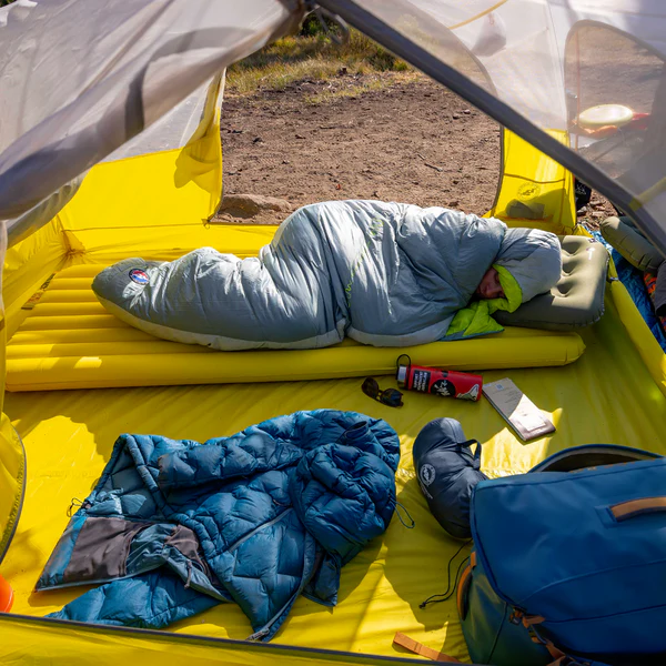 Sidewinder 20 Regular, Big Agnes Sidewinder 20 Regular in Chinois Green/Mercury/Primrose with model in tent