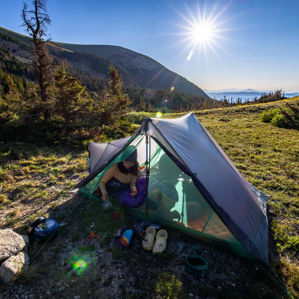 String Ridge VST 2.5, Big Agnes String Ridge VST 2.5 in Asphalt/Mint Leaf set up outside