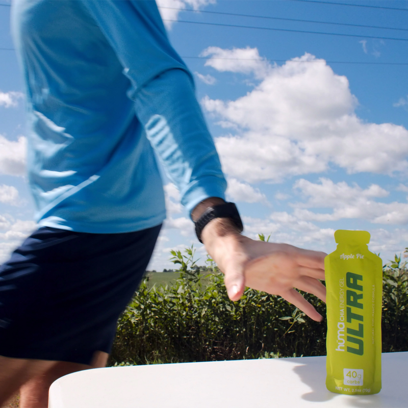 Ultra Energy Gel, Huma Ultra Energy Gel in Apple Pie being grabbed by runner