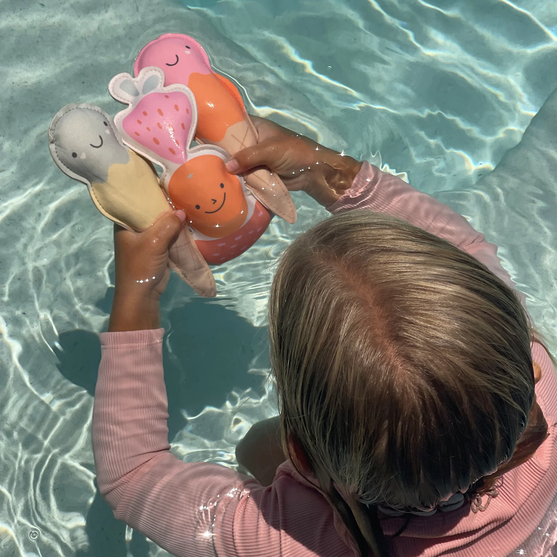 Dive Buddies Cotton Candy Set of 6, Sunnylife Dive Buddies Cotton Candy Set of 6 in Multicolor in pool with model