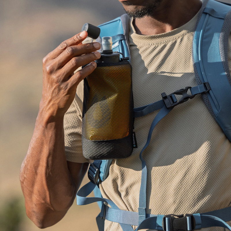Packflask Kit 750 ml, Hydrapak Packflask Kit 500 ml in Sage Green with model