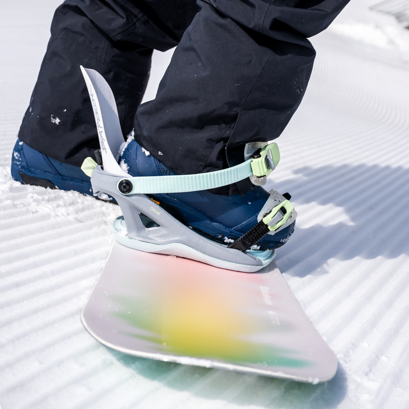 Women's Ghost FASE, Bataleon Women's Ghost FASE on board with boot entering