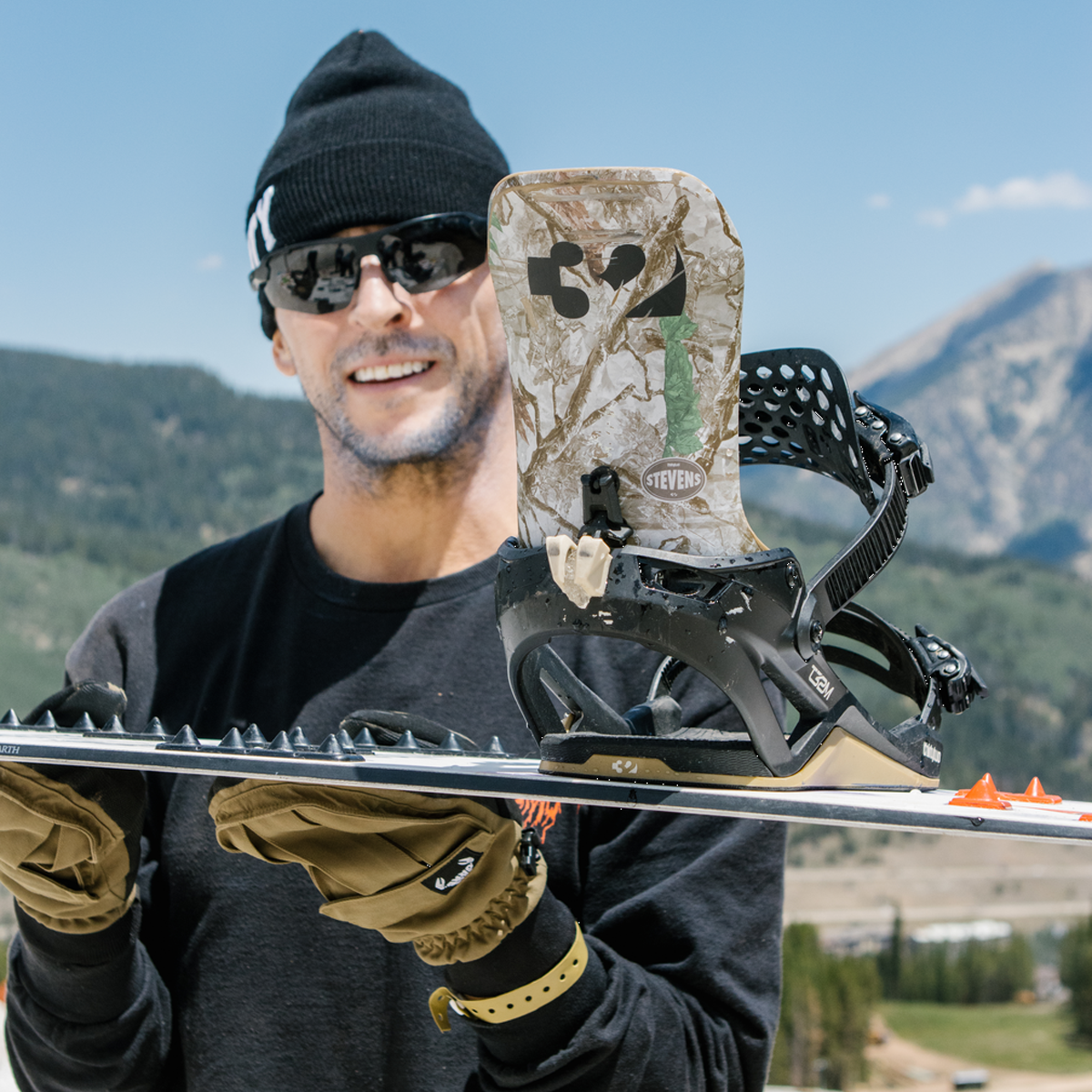 ThirtyTwo T32M Stevens FASE on snowboard being held horizontally by rider
