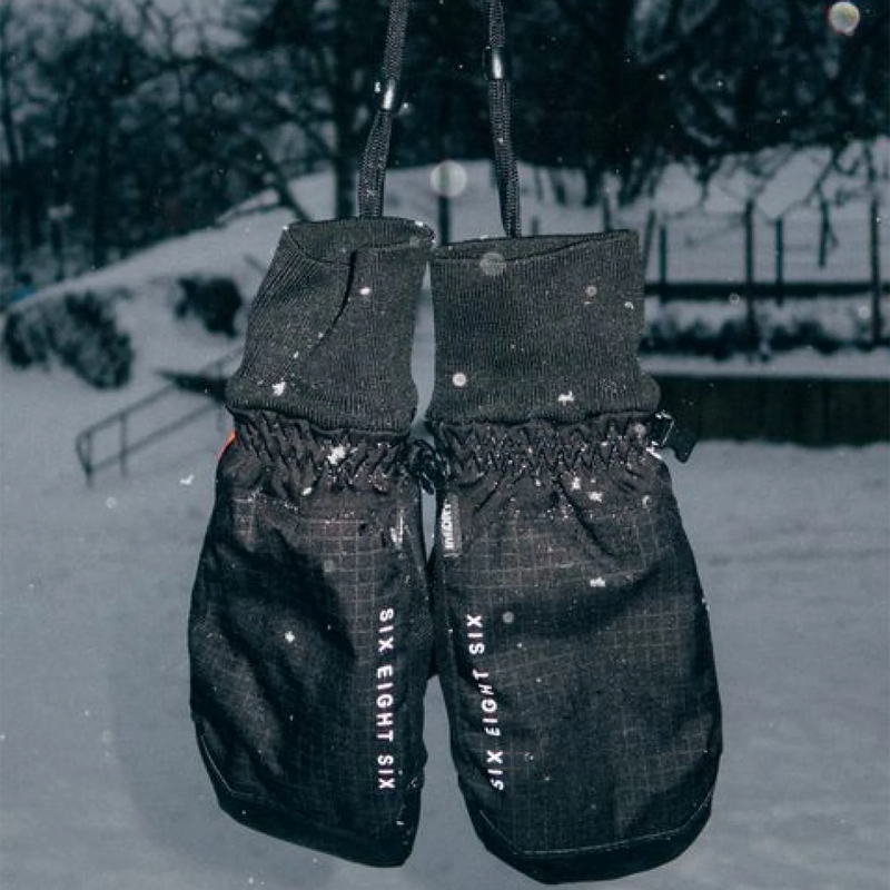 Men's Crush Insulated Mitt in Black outdoors
