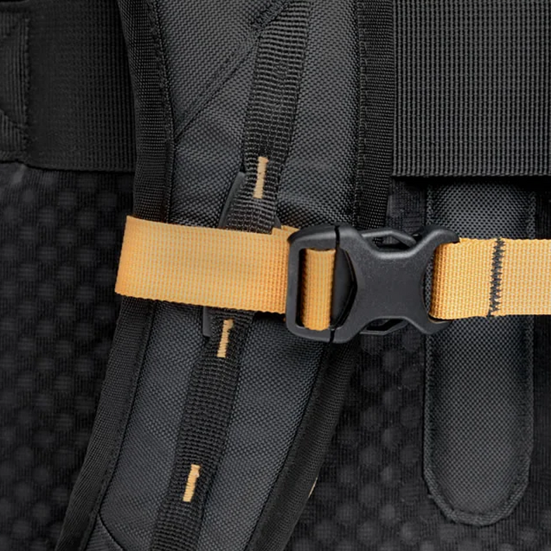 Kartta, Kulkea Kartta Travel Backpack sternum strap detail