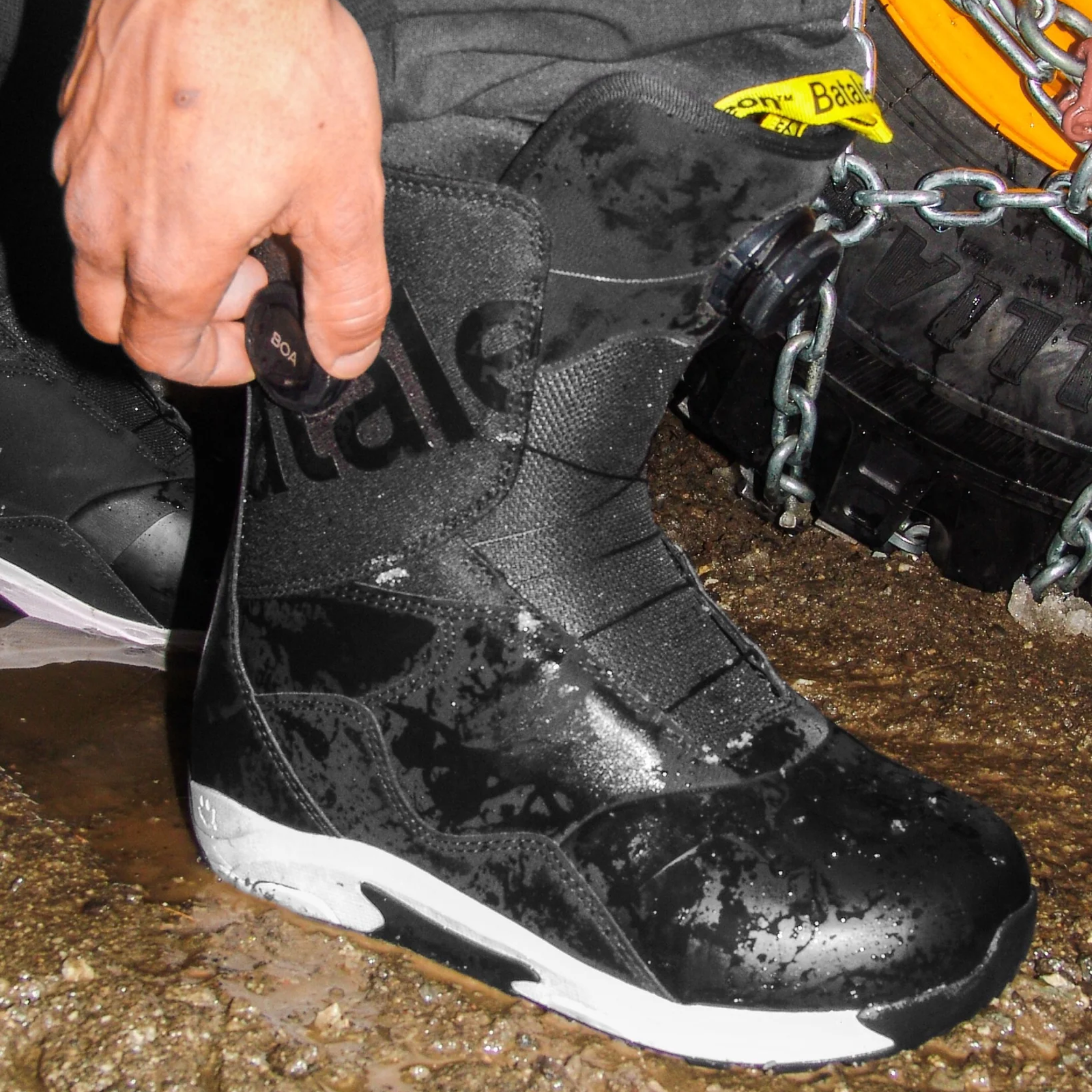 Bataleon Men's Twist Double BOA on riders foot with dial being adjusted