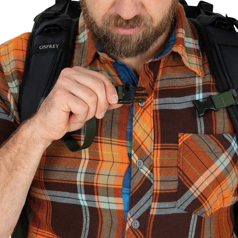 Farpoint 55, Osprey Farpoint 55 chest buckle whistle
