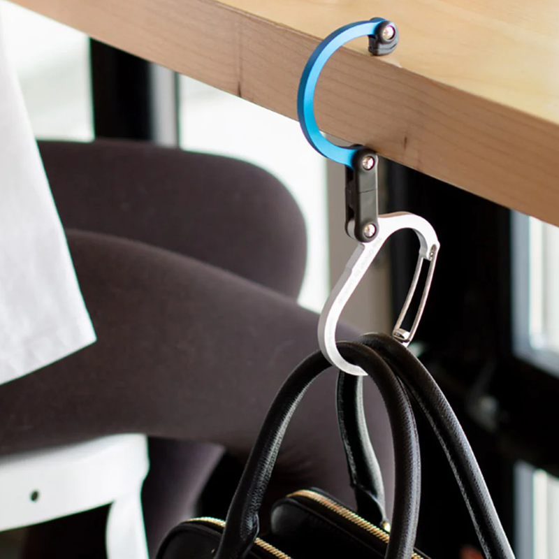 Heroclip Medium, Gear Aid Heroclip Medium hanging on table